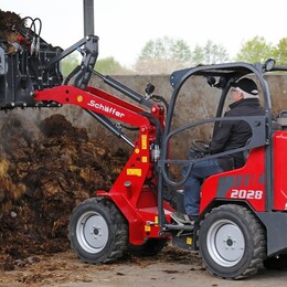 Kompaktní kloubové nakladače
