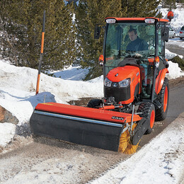 Univerzální a komunální traktory