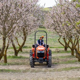 Univerzální a komunální traktory