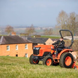 Univerzální a komunální traktory