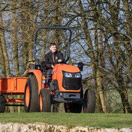 Univerzální a komunální traktory