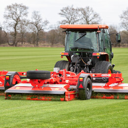 Univerzální a komunální traktory