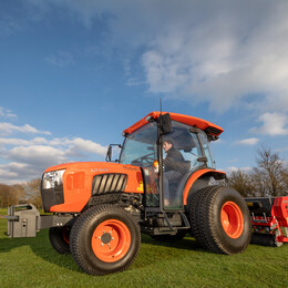 Univerzální a komunální traktory