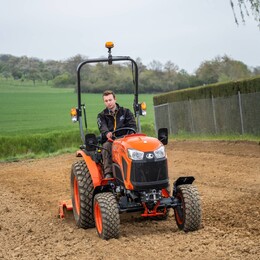 Univerzální a komunální traktory